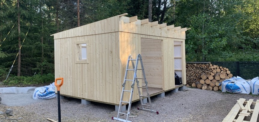 mökki_pystyssä
