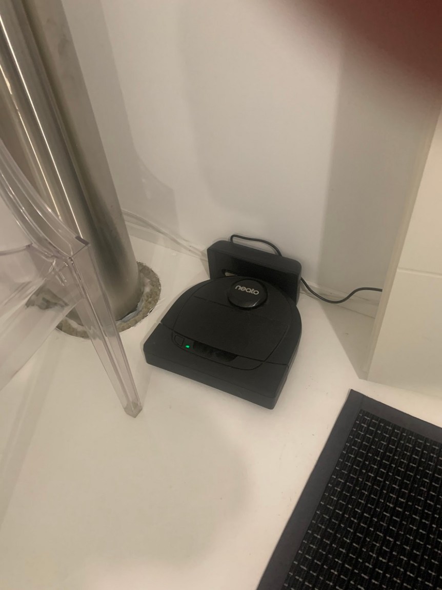 Neato_D6_latausasemassa_smaller